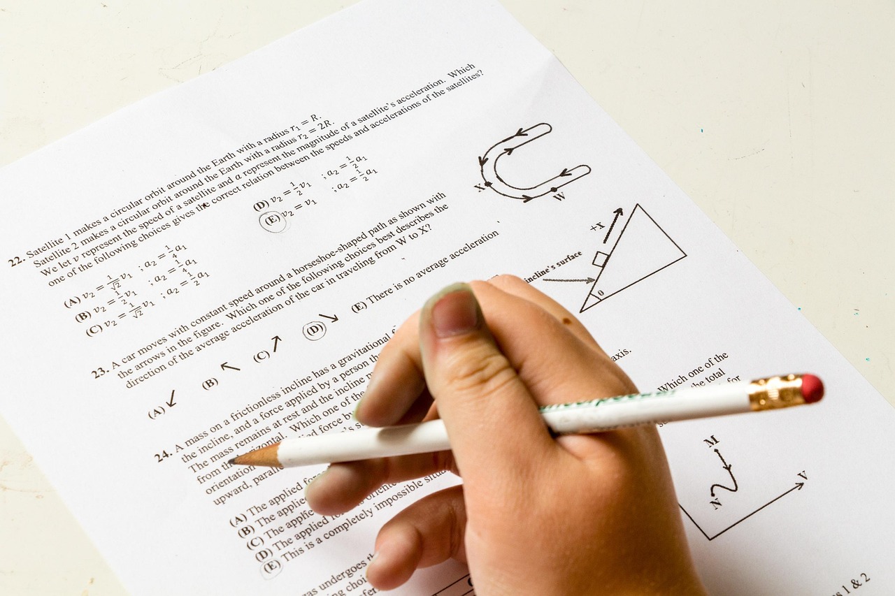 ¿Tablas de fórmulas durante las evaluaciones? Por qué menos apoyo puede significar más aprendizaje en Física